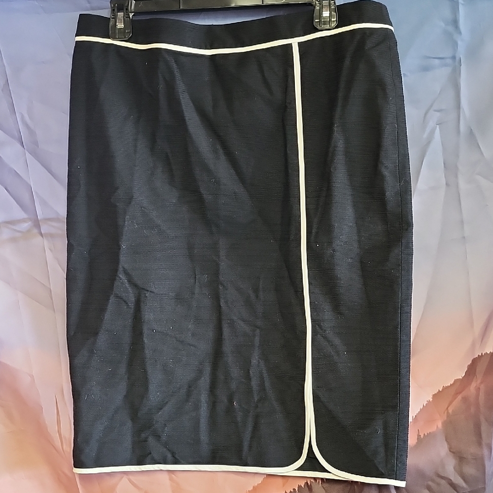 *Nwt Ann Taylor Factory Asymmetrical Black Skirt with White Accents